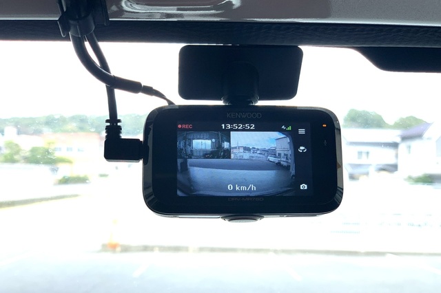 助手席側ワイパー拭き取り範囲内に取付がセオリーですが、運転席側や見栄え重視の取付にも対応致します。