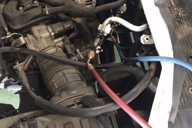 車種によって様々な接続方法があります。